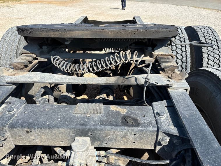 image for item EN5524 2008 Peterbilt 388 semi truck