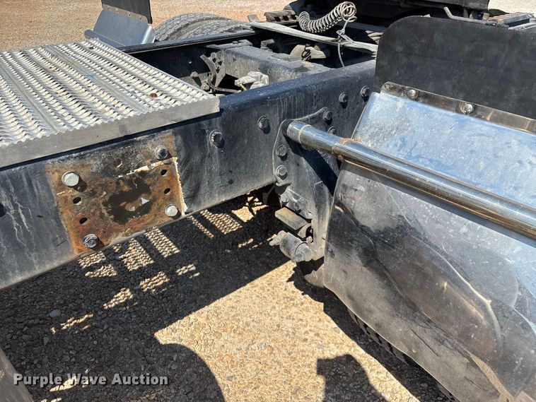 image for item EN5524 2008 Peterbilt 388 semi truck