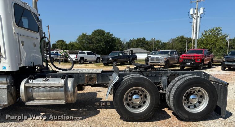 image for item EN5524 2008 Peterbilt 388 semi truck