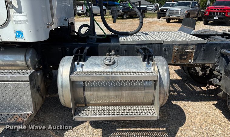 image for item EN5524 2008 Peterbilt 388 semi truck