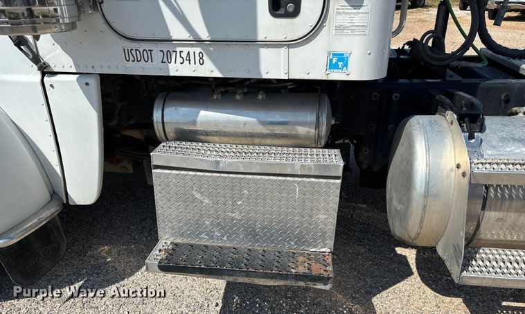 image for item EN5524 2008 Peterbilt 388 semi truck