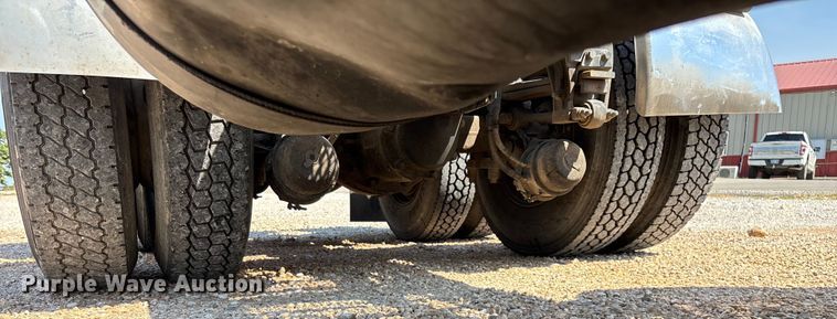 image for item EN5524 2008 Peterbilt 388 semi truck