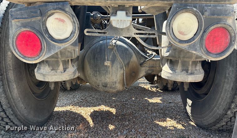 image for item EN5524 2008 Peterbilt 388 semi truck