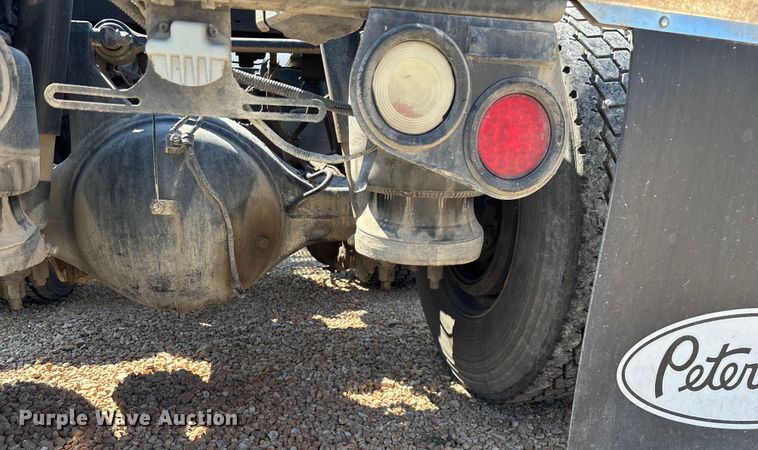 image for item EN5524 2008 Peterbilt 388 semi truck