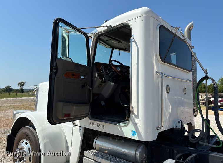 image for item EN5524 2008 Peterbilt 388 semi truck