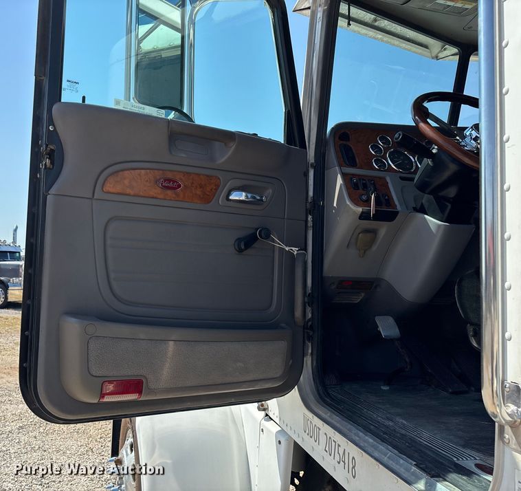 image for item EN5524 2008 Peterbilt 388 semi truck