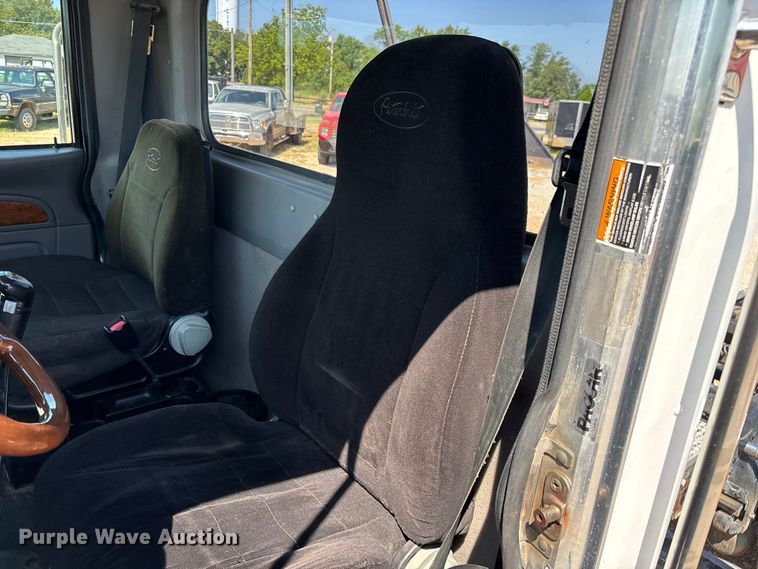 image for item EN5524 2008 Peterbilt 388 semi truck