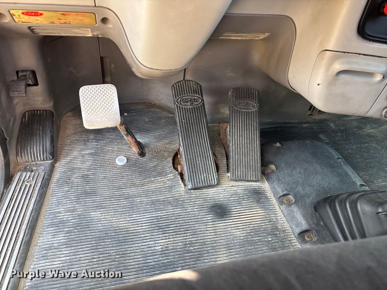 image for item EN5524 2008 Peterbilt 388 semi truck