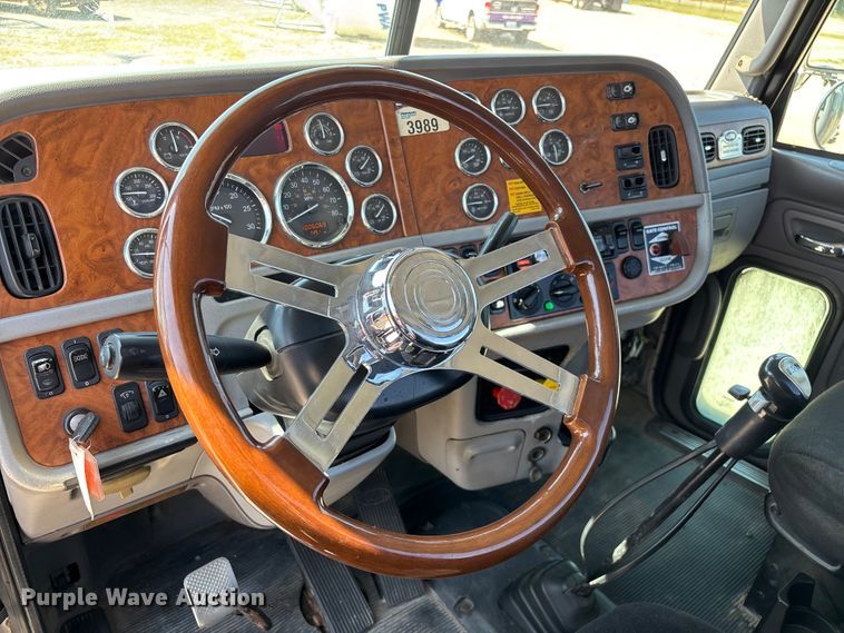 image for item EN5524 2008 Peterbilt 388 semi truck