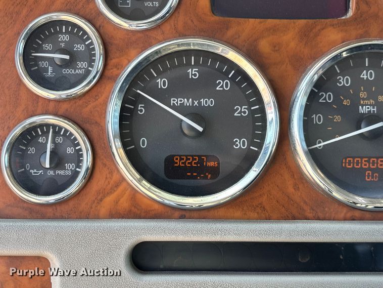 image for item EN5524 2008 Peterbilt 388 semi truck