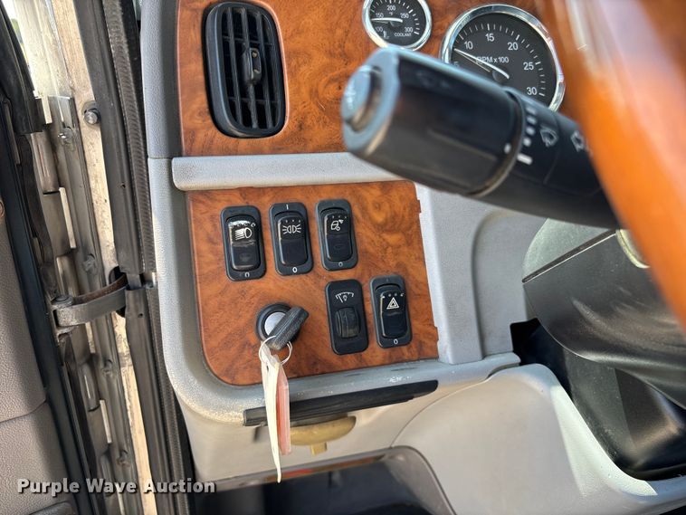 image for item EN5524 2008 Peterbilt 388 semi truck