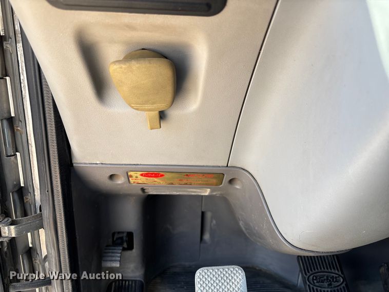 image for item EN5524 2008 Peterbilt 388 semi truck