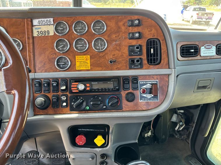image for item EN5524 2008 Peterbilt 388 semi truck