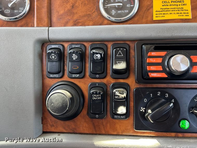 image for item EN5524 2008 Peterbilt 388 semi truck