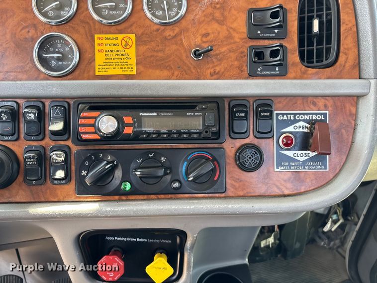 image for item EN5524 2008 Peterbilt 388 semi truck