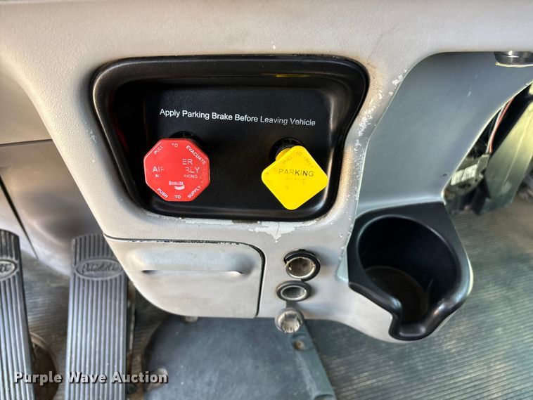 image for item EN5524 2008 Peterbilt 388 semi truck