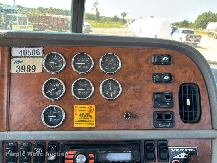 image for item EN5524 2008 Peterbilt 388 semi truck