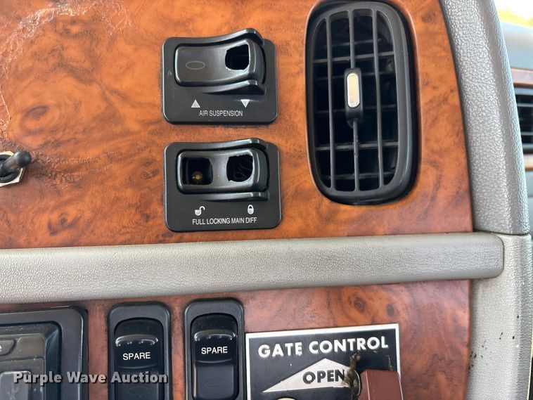 image for item EN5524 2008 Peterbilt 388 semi truck