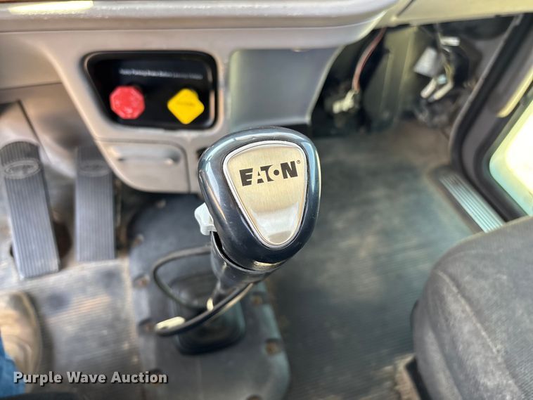 image for item EN5524 2008 Peterbilt 388 semi truck