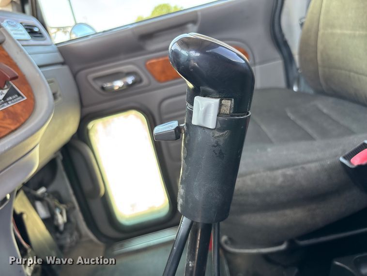 image for item EN5524 2008 Peterbilt 388 semi truck