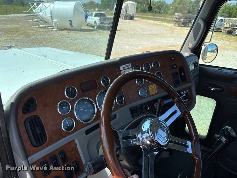 image for item EN5524 2008 Peterbilt 388 semi truck