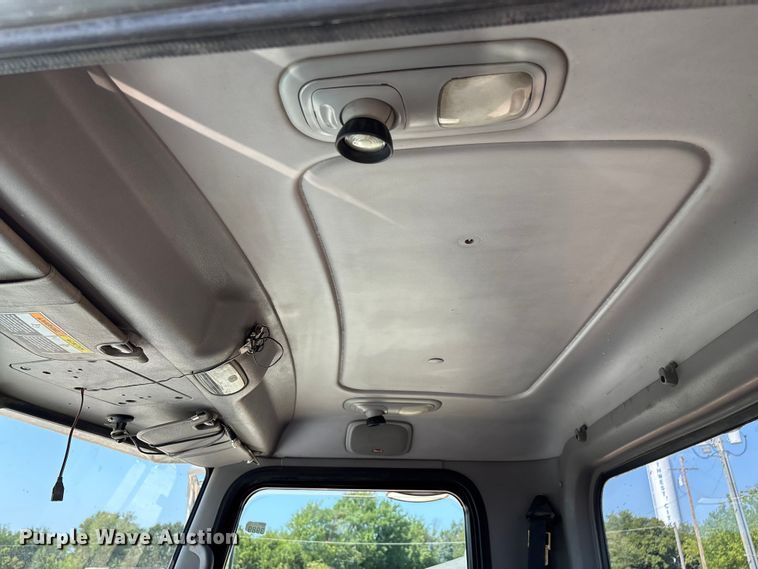 image for item EN5524 2008 Peterbilt 388 semi truck