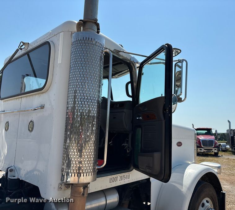 image for item EN5524 2008 Peterbilt 388 semi truck