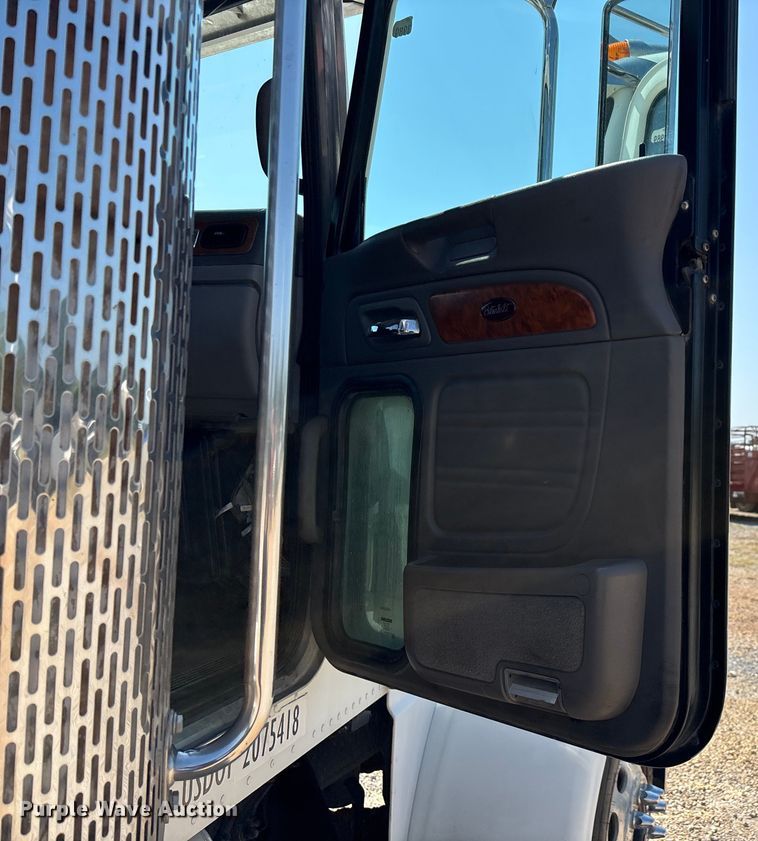 image for item EN5524 2008 Peterbilt 388 semi truck