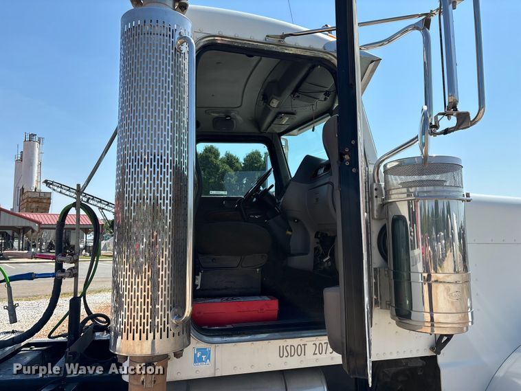 image for item EN5524 2008 Peterbilt 388 semi truck