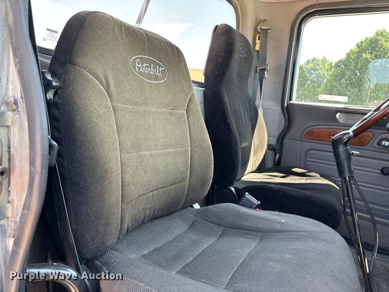 image for item EN5524 2008 Peterbilt 388 semi truck