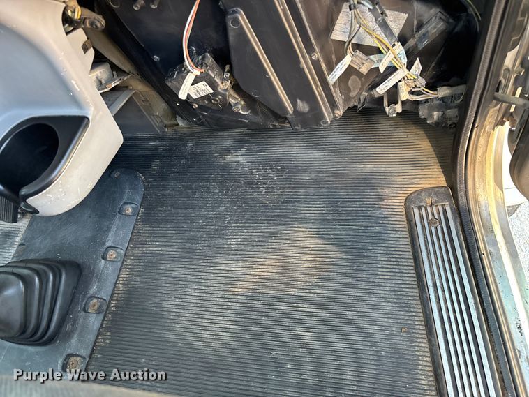 image for item EN5524 2008 Peterbilt 388 semi truck