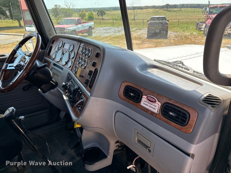 image for item EN5524 2008 Peterbilt 388 semi truck