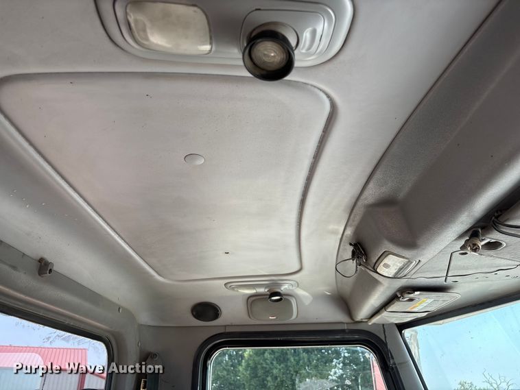 image for item EN5524 2008 Peterbilt 388 semi truck