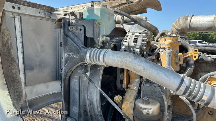 image for item EN5524 2008 Peterbilt 388 semi truck