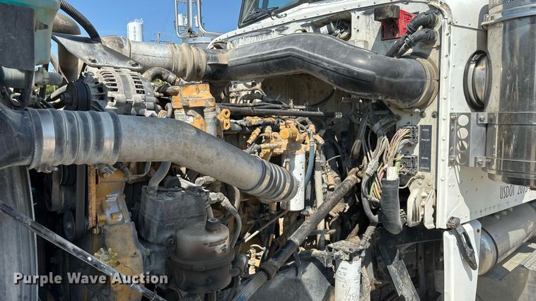 image for item EN5524 2008 Peterbilt 388 semi truck