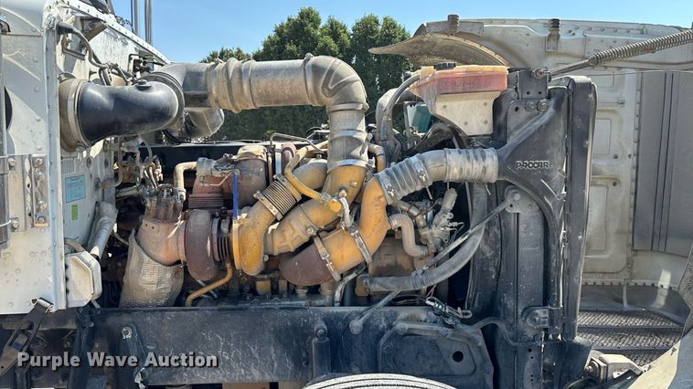 image for item EN5524 2008 Peterbilt 388 semi truck