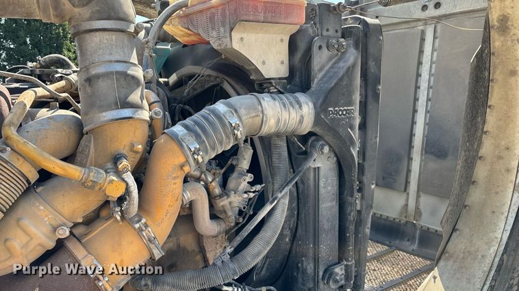 image for item EN5524 2008 Peterbilt 388 semi truck