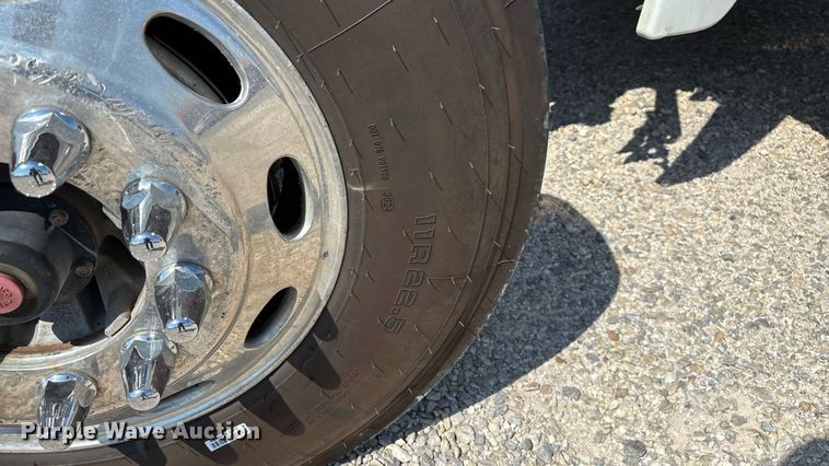 image for item EN5524 2008 Peterbilt 388 semi truck