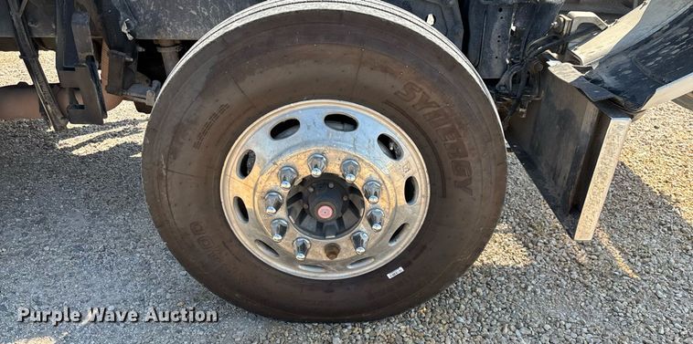 image for item EN5524 2008 Peterbilt 388 semi truck