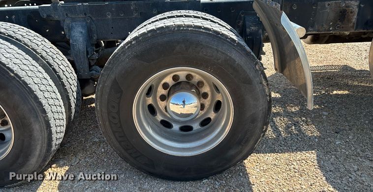 image for item EN5524 2008 Peterbilt 388 semi truck