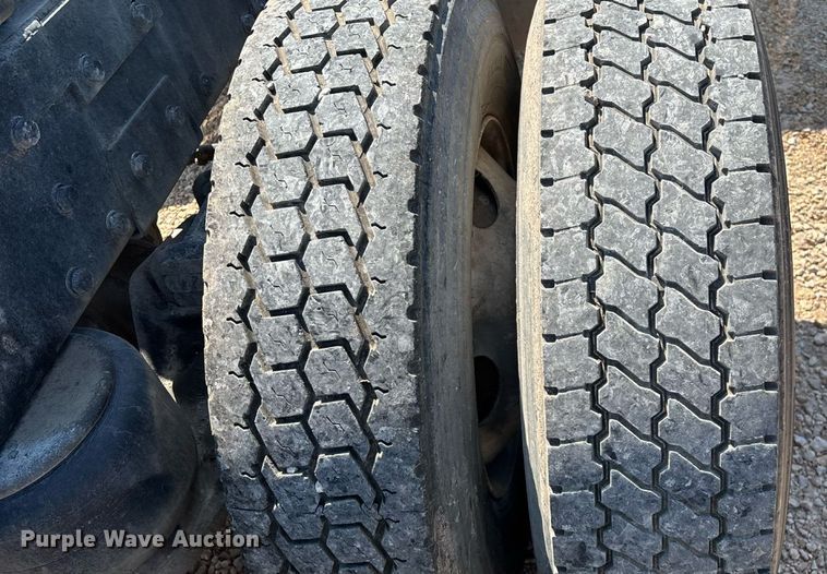 image for item EN5524 2008 Peterbilt 388 semi truck