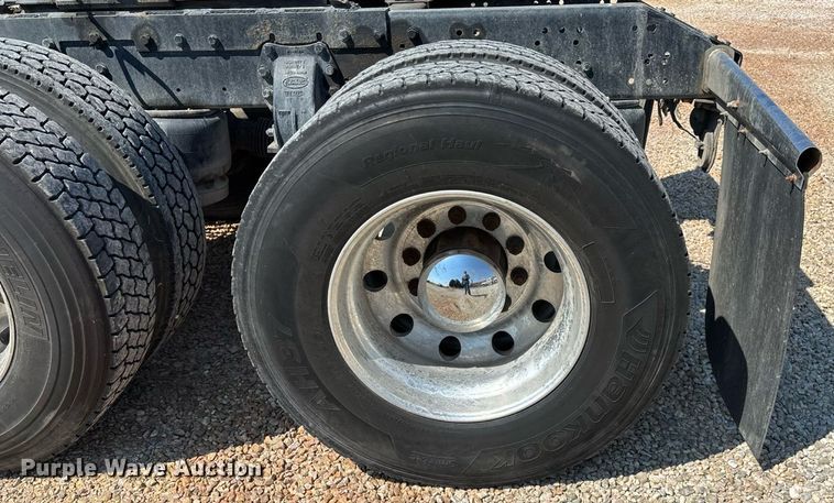 image for item EN5524 2008 Peterbilt 388 semi truck