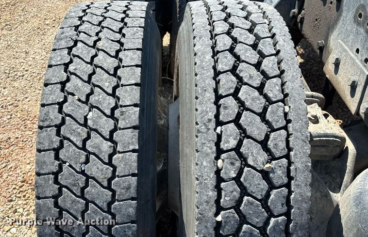 image for item EN5524 2008 Peterbilt 388 semi truck