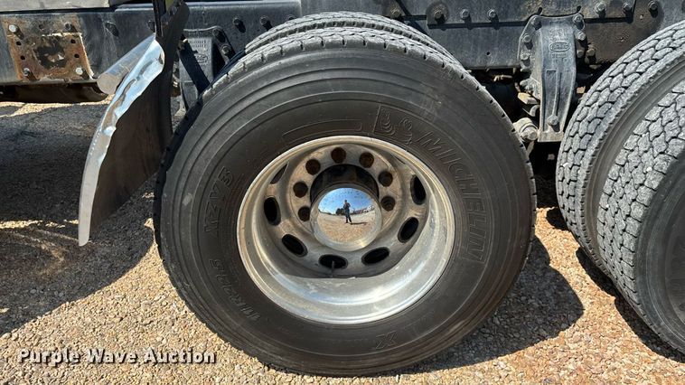 image for item EN5524 2008 Peterbilt 388 semi truck