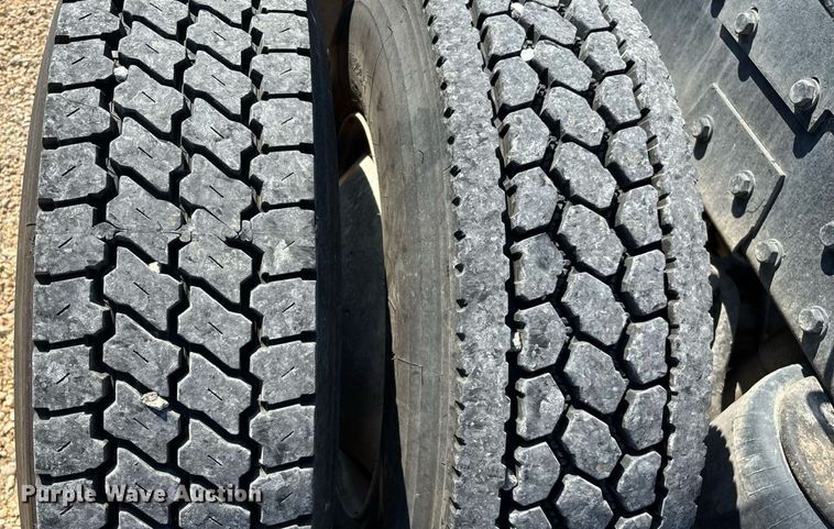 image for item EN5524 2008 Peterbilt 388 semi truck