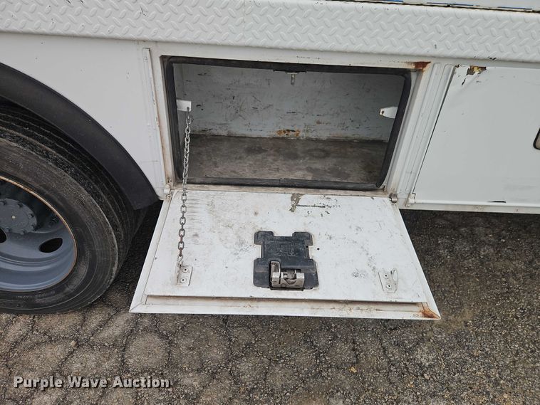 image for item EO4713 2016 Ford F550 flatbed truck