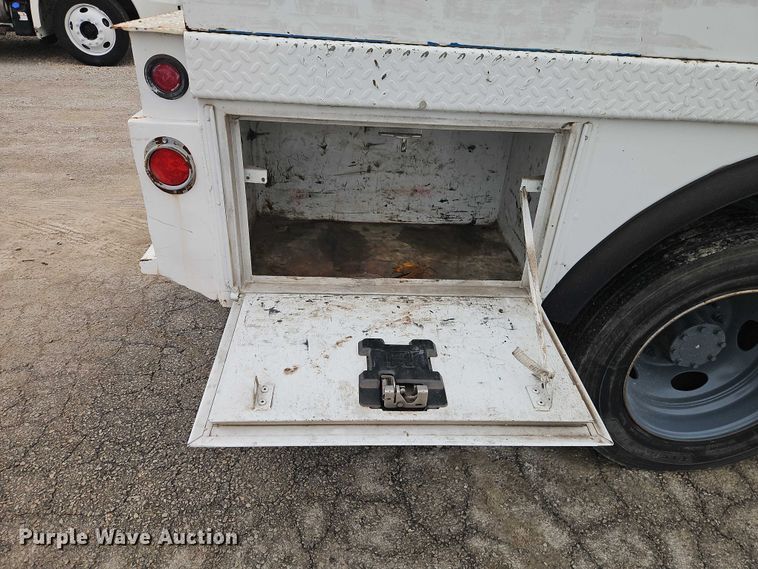 image for item EO4713 2016 Ford F550 flatbed truck