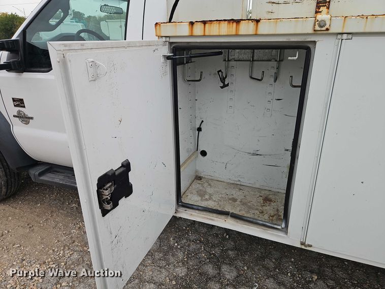 image for item EO4713 2016 Ford F550 flatbed truck