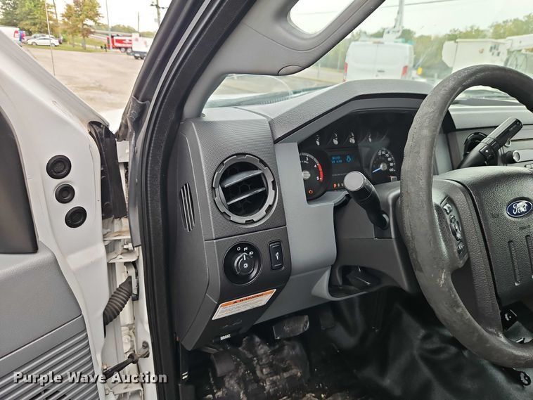 image for item EO4713 2016 Ford F550 flatbed truck