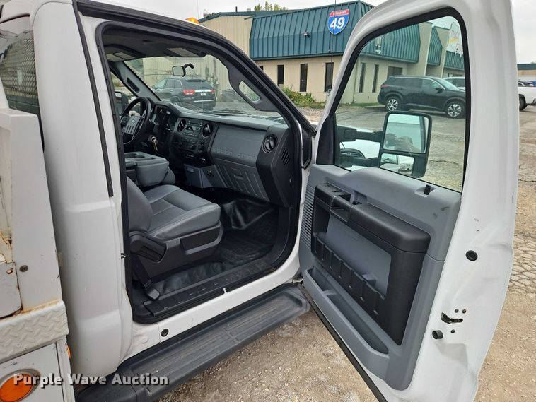 image for item EO4713 2016 Ford F550 flatbed truck